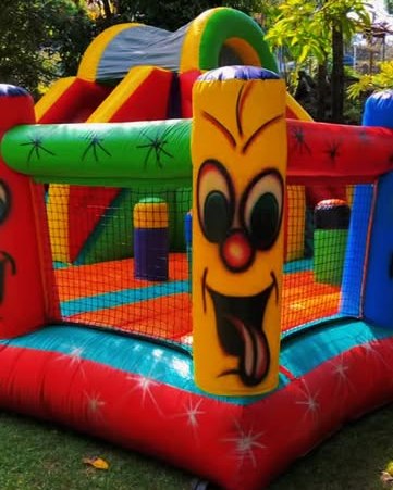Coluna com rosto de palhaço do Kid Play Aventura em um gramado