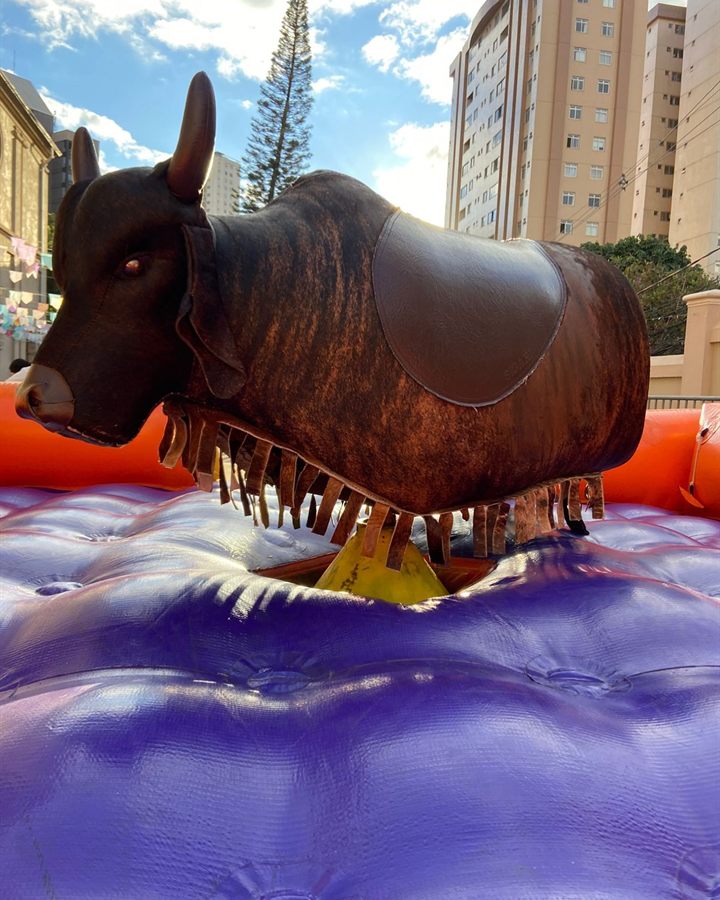 Touro mecânico Boi Bandido da Divina Kids em uma festa junina